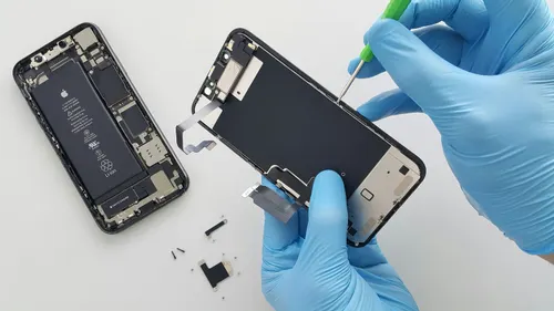 Technicien i-Mobile Service en train de réparer un iPhone — Toulouse